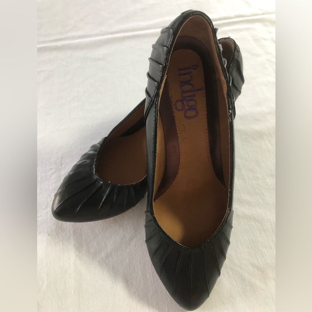 EUC Indigo Clark’s Size 6M Pumps